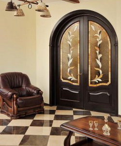 Деревянные двери с арочным остеклением